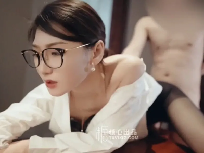 Vào phòng riêng được sếp nữ nứng lồn liếm thằng nhỏ cho