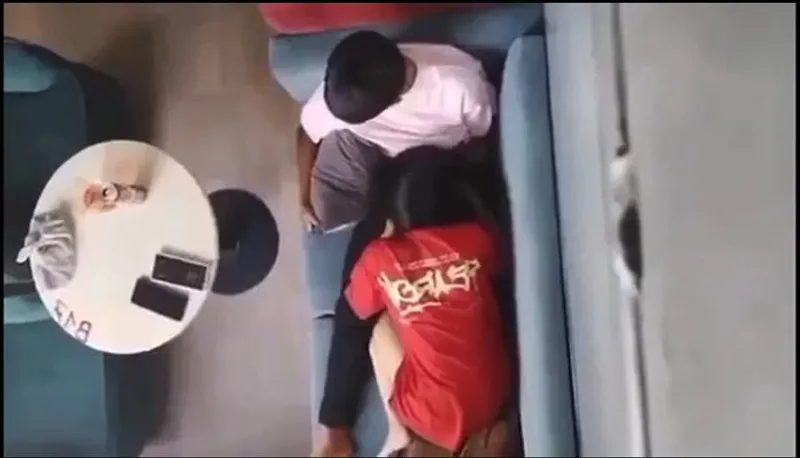 Quay lén cô bạn gái bú mút cho bồ nơi công cộng