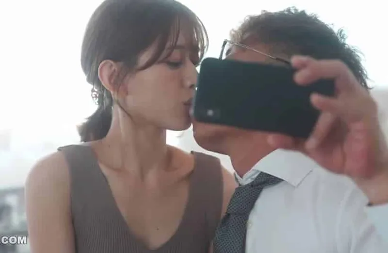 Thấy bà xã hơi lạ, chồng yêu xem điện thoại vợ yêu và thấy cảnh xxx với cấp trên của mình