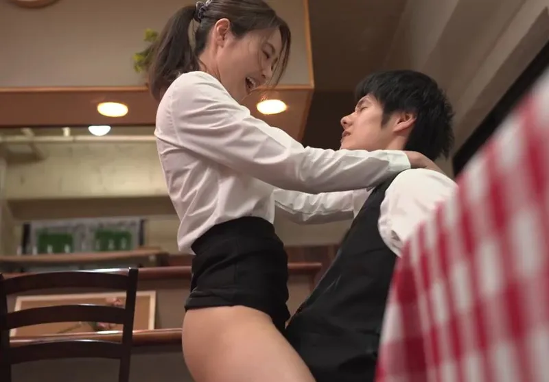 Cậu trai trẻ làm tình nữ đồng nghiệp có anh xã nhưng anh xã “yếu”
