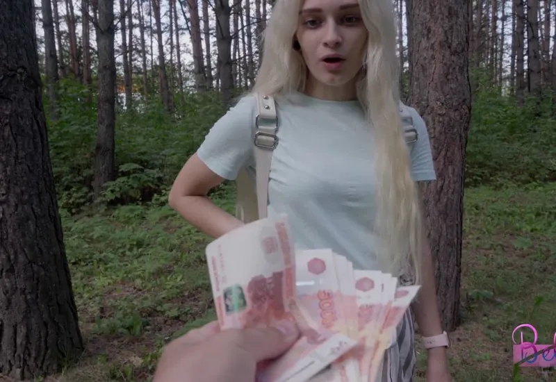 Dùng tiền gạ nện em gái hám tiền ngay trong rừng vắng vẻ