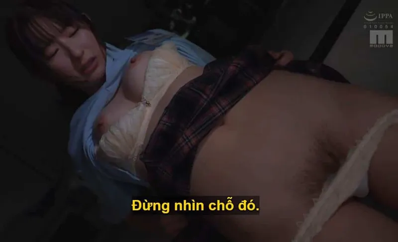 Sếp lớn mưu tính quan hệ tình dục với cô nhân viên dưới quyền kiêu kỳ lười nhác, suốt ngày bận rộn chat chit cùng người yêu.